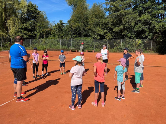 Löhnberger Kinder lernen Tennis – TC Niedershausen e. V. 1984 lud zu den Ferienspielen ein
